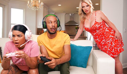 Негр изменил своей телочке с ее похотливой мачехой