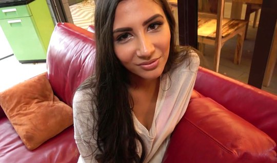 Соблазнительная брюнетка Джанна Диор не отказалась от домашнего секса