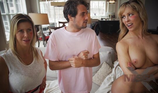 Молодой парень занялся ЖМЖ сексом с мамкой и ее сестрой