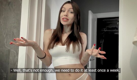 Русская красивая девка получила полный рот густой спермы