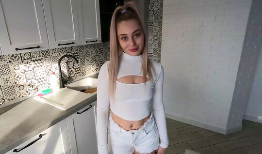 Русская телочка в чулках с удовольствием отдалась соседу