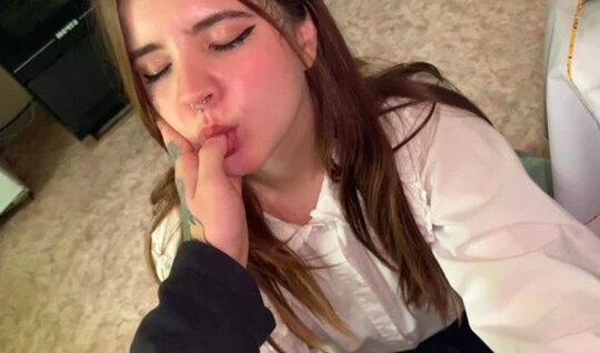 Русская студентка активно сосет ствол парня после учебы