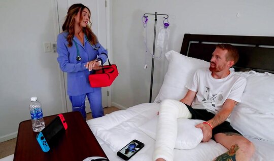 Докторша с большими дойками порадовала больного футфетишем