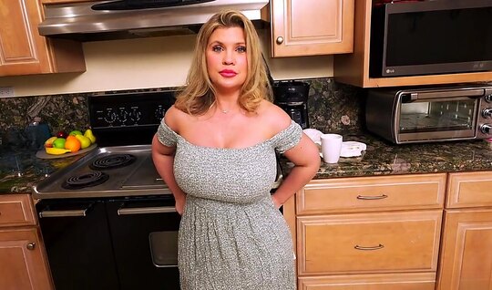 Толстушка с большой задницей схватилась за молодой член