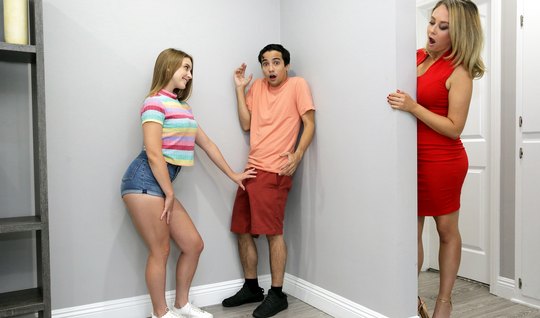 Мамка и ее дочка соблазнили одного брюнета на страстный секс втроем