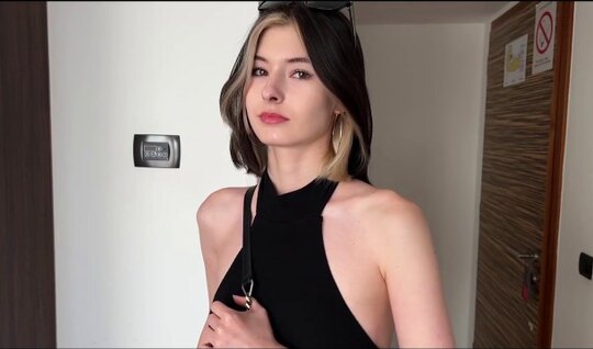 Молодая худышка показала как круто умеет делать минет