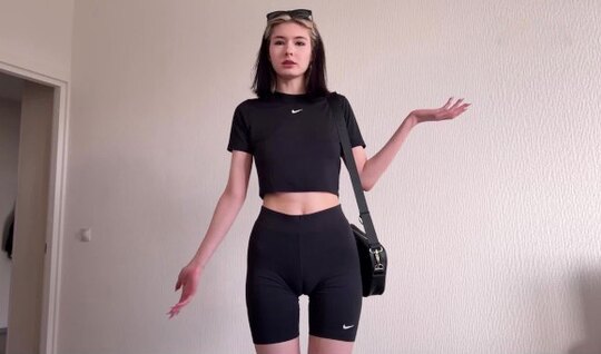 Молодая подруга в гости пришла чтобы член пососать