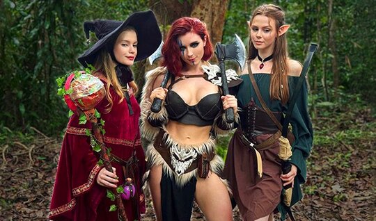 Худая девушка-эльф в восторге от чувственного куни