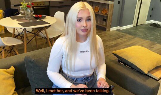 Симпатичная русская девица с пышной попкой ноги раздвинула