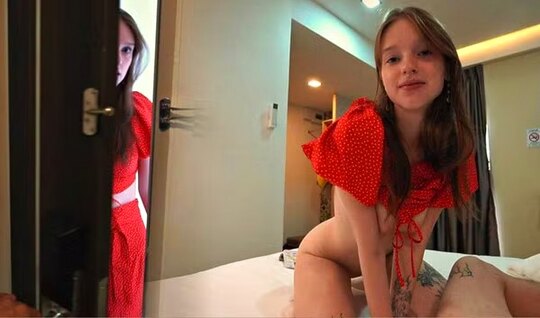 Молодая сучка в гости пришла чисто потрахаться в пилотку