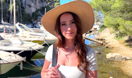 Во время морской прогулки милашка парня минетом порадовала