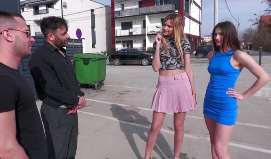 Уговорили трахнуться перед камерой и устроили групповушку