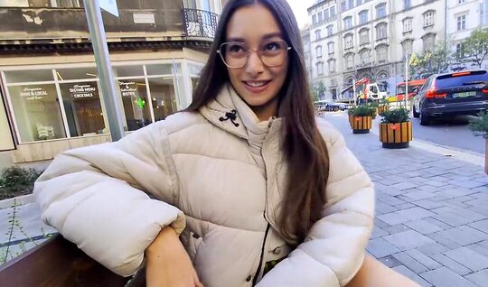 Пикапер уговорил скромницу в очках провести с ним время в постели