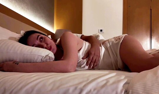 В гостиничном номере русская баба с парнем повеселилась