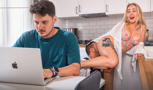 Парень работал пока подруга изменяла ему с сантехником