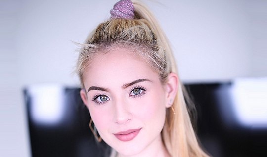 Красотка крупным планом снимается в частном ролике мужа и делает горловой минет