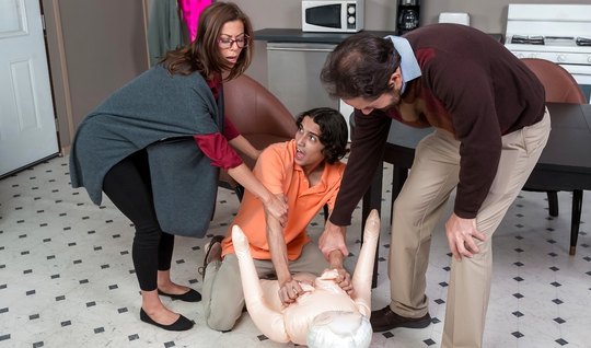 Пацан уломал зрелую милфу сходить налево, пока ее муж занят работой в гараже