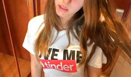 Девушка спустила красные трусики и подставила киску для домашнего секса крупным планом