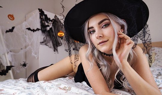 Русская пара во время Хэллоуина снимает домашнее порно на видео камеру