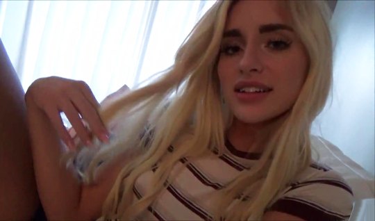 Парень взял в руки камеру для съемки домашнего порно от первого лица с подругой