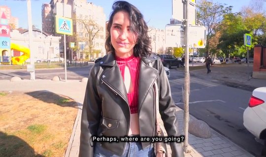 Русская девушка на публике не отказывается от секса с пикапером и получает оргазм