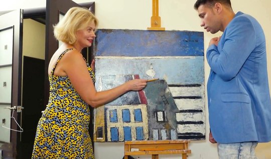 Зрелая толстушка в чулках пригласила молодого парня для бурного секса