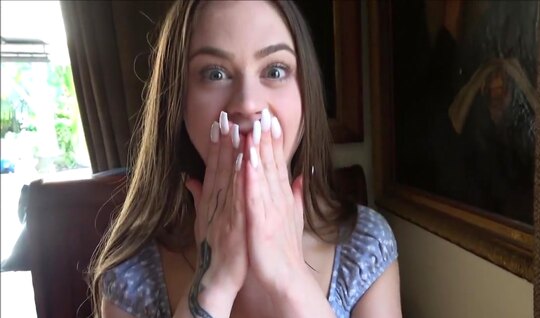 Студентка с аппетитом сосет член крупным планом в домашнем порно