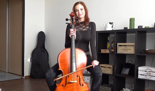 Девица с большими дойками любит трахаться за наличные