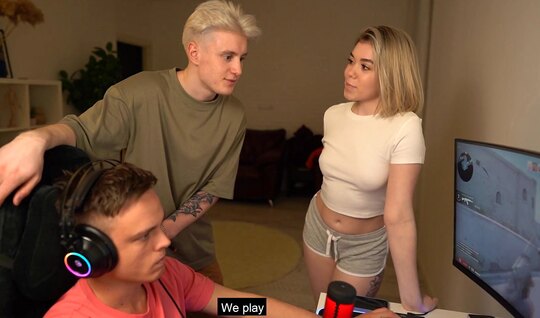 Молодая сучка трахается с парнем за спиной у бойфренда