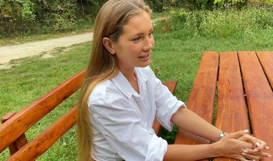 Подцепил развратную девицу и трахнул ее в анал в своей машине