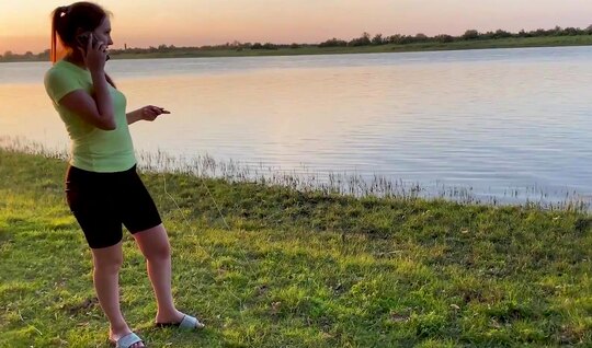 Русская баба подцепила мужика на рыбалке и сделала ему минет