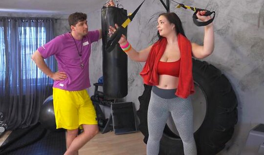 Задастая брюнетка решила, что анальный секс лучше фитнеса