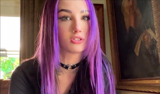 В домашнем порно яркая телочка лижет анус своему ухажеру