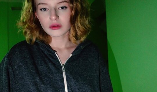 Русская девка готова сосать и трахаться в подъезде ради ночлега