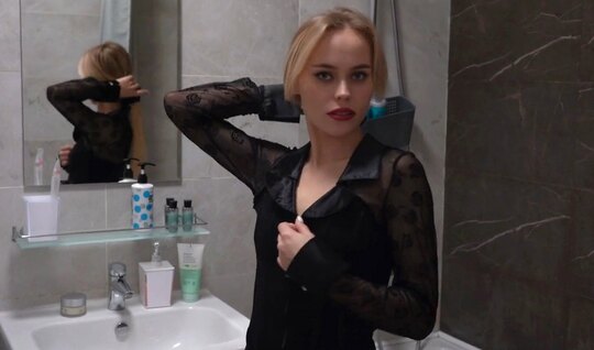 Мужик снял в отеле премиум девушку и отодрал ее в тугой анал на кровати