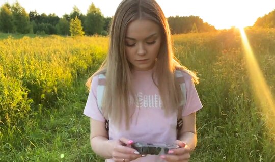 Русская сучка сосет член незнакомого парня на природе