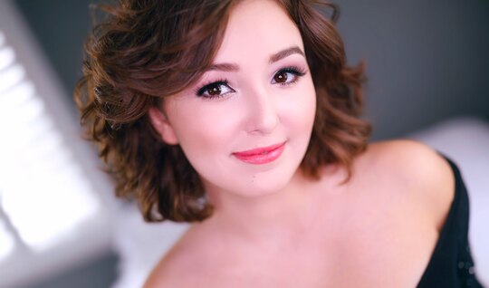 Парень трахает в сочную киску от первого лица милую куртизанку