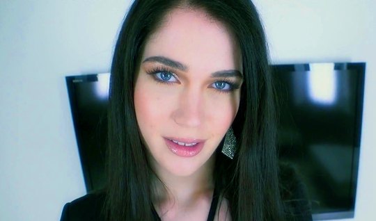 Голубоглазая Эвелин Клэир делает королевский минет крупным планом