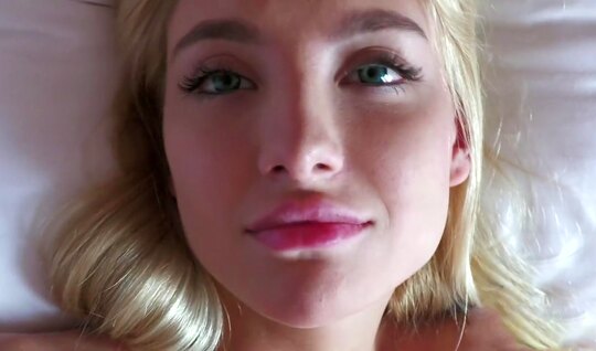 Симпатичная блондинка пробует двойное проникновение на кастинге